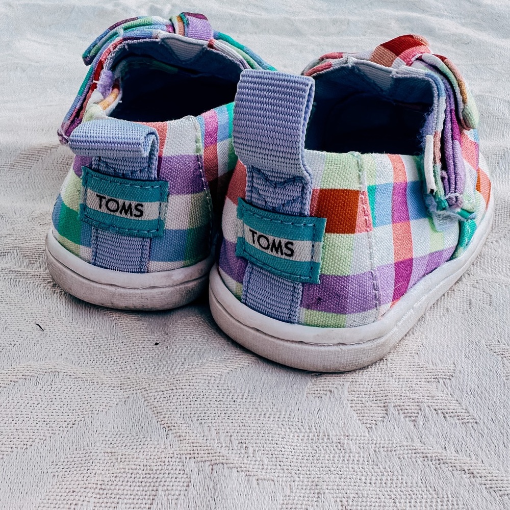 Infant/toddler TOMS size 4 flats